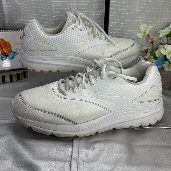 (E3) Brooks Addiction WLK Women's White Leather, Sneakers Size 10.5M D - Picture 1 of 12